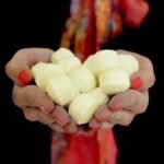 Ancient Wisdom 1.3Kg Box of Chill Pills Vanilla Cup Cake Mini Bath Bombs - Image 3