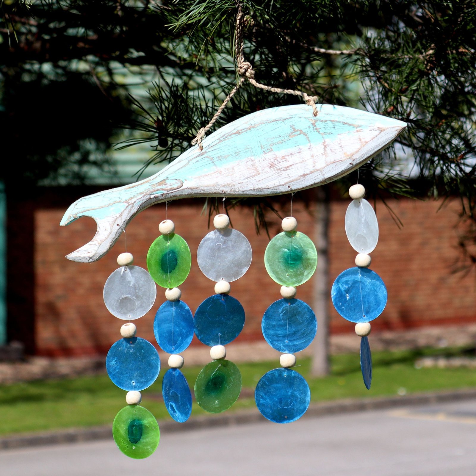 bG9jYWw6Ly9tZWRpYS85Ti80Qy82MFIzMEMxSDc0U0s0QzlOLzNlOWE5MDY2LmpwZWc.jpg Ancient Wisdom Aqua Fish Carving & Copis Drop Wind Chime - Image 1