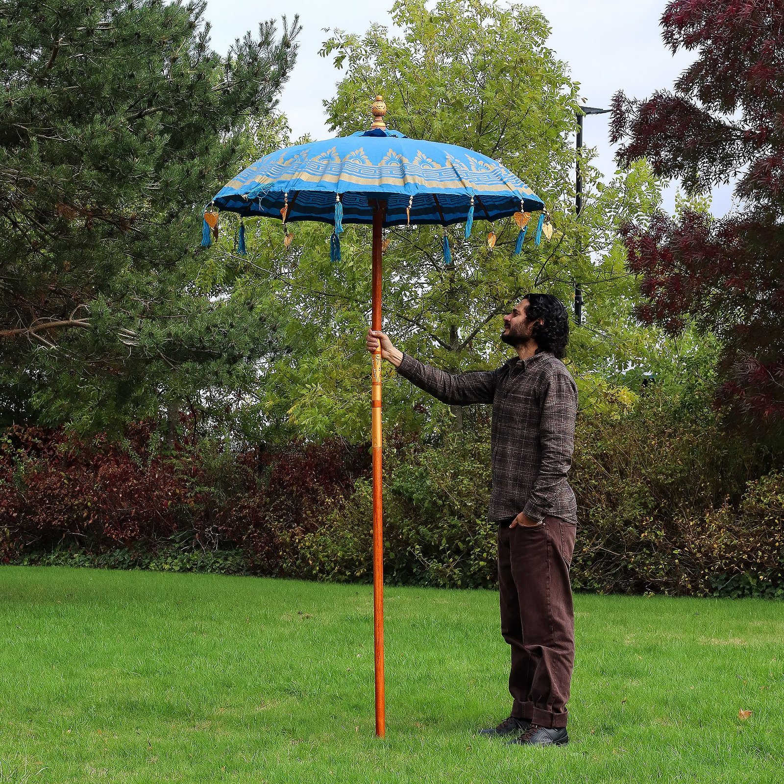bG9jYWw6Ly9tZWRpYS8xRy9HRC82MFIzMEMxSjY0UktHRDFHLzViOTUzYmQ4LmpwZw.jpg Bali Patio Parasol - Cotton - Turquoise Decor - 1.5m - Image 1