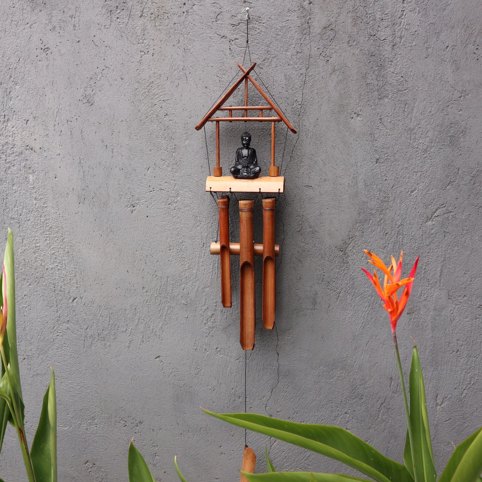 bG9jYWw6Ly9tZWRpYS9ISC9KQy82MFIzMEMxRzZSUjNKQ0hIL2FiNWY4M2Q2LmpwZWc.jpg Ancient Wisdom Natural Finish Black Buddha 6 Tubes Bamboo Wind Chime - Image 1
