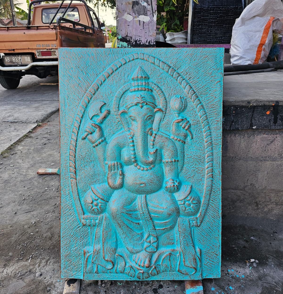 bG9jYWw6Ly9tZWRpYS9ITi80RC82MFIzMEMxRzZXVEs0REhOLzlkNDMyMTdlLmpwZWc.jpg Ancient Wisdom Large Ganpati Turquoise Relief Iron Frame - Image 1
