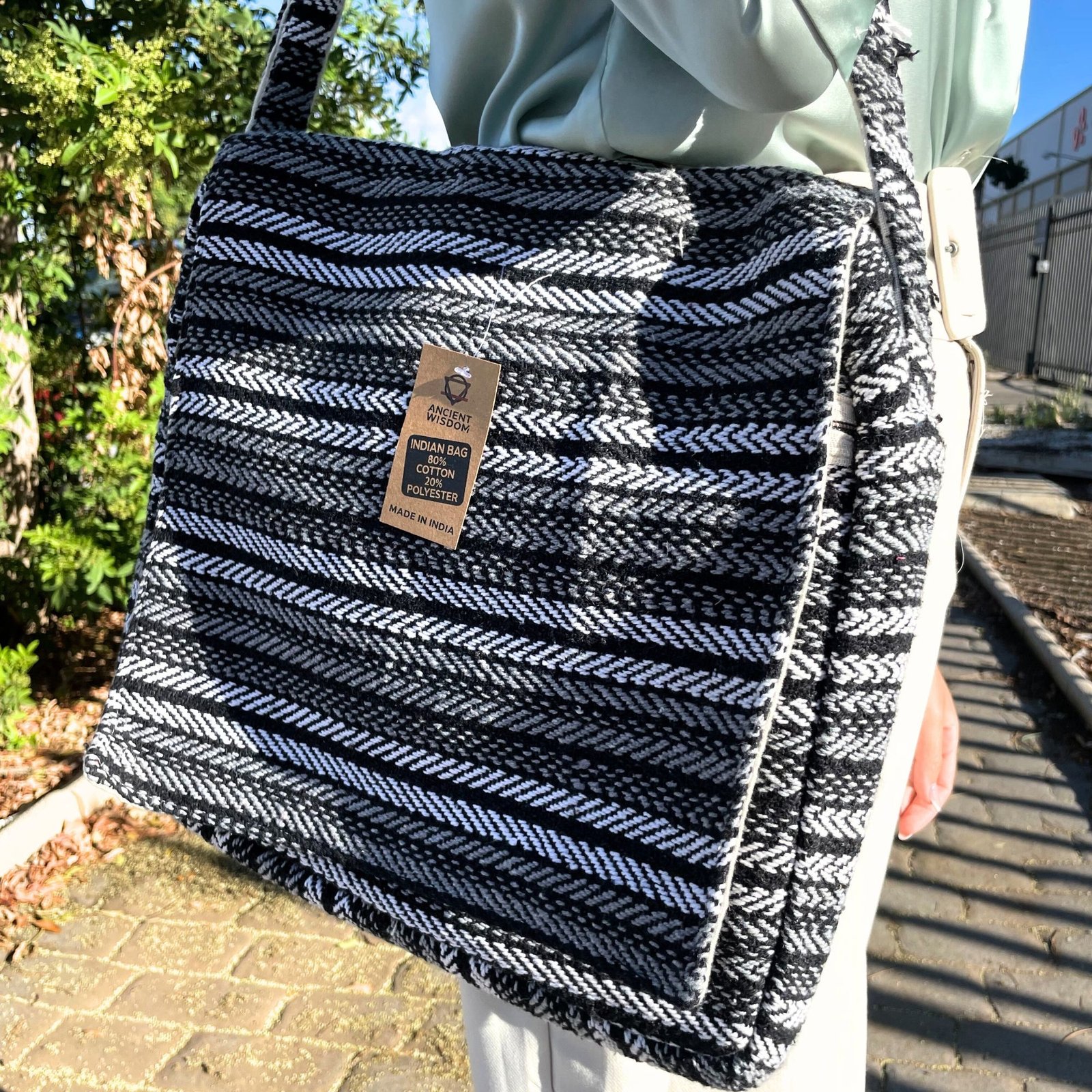 bG9jYWw6Ly9tZWRpYS85TS9FQy82MFIzMEMxRzZXVDNFQzlNL2U0ZDZmYzNkLmpwZWc.jpg Ancient Wisdom Grey Stripes Soft Banjar Laptop Bag - Image 1