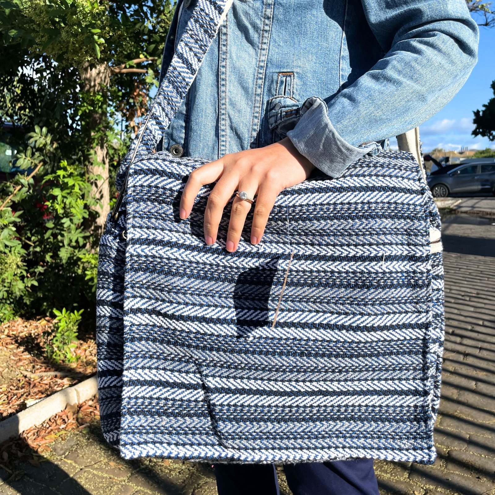 bG9jYWw6Ly9tZWRpYS85Ui9FQy82MFIzMEMxRzZXVDNFQzlSLzhiM2JkNzM2LmpwZWc.jpg Ancient Wisdom Blue Stripes Soft Banjar Laptop Bag - Image 1