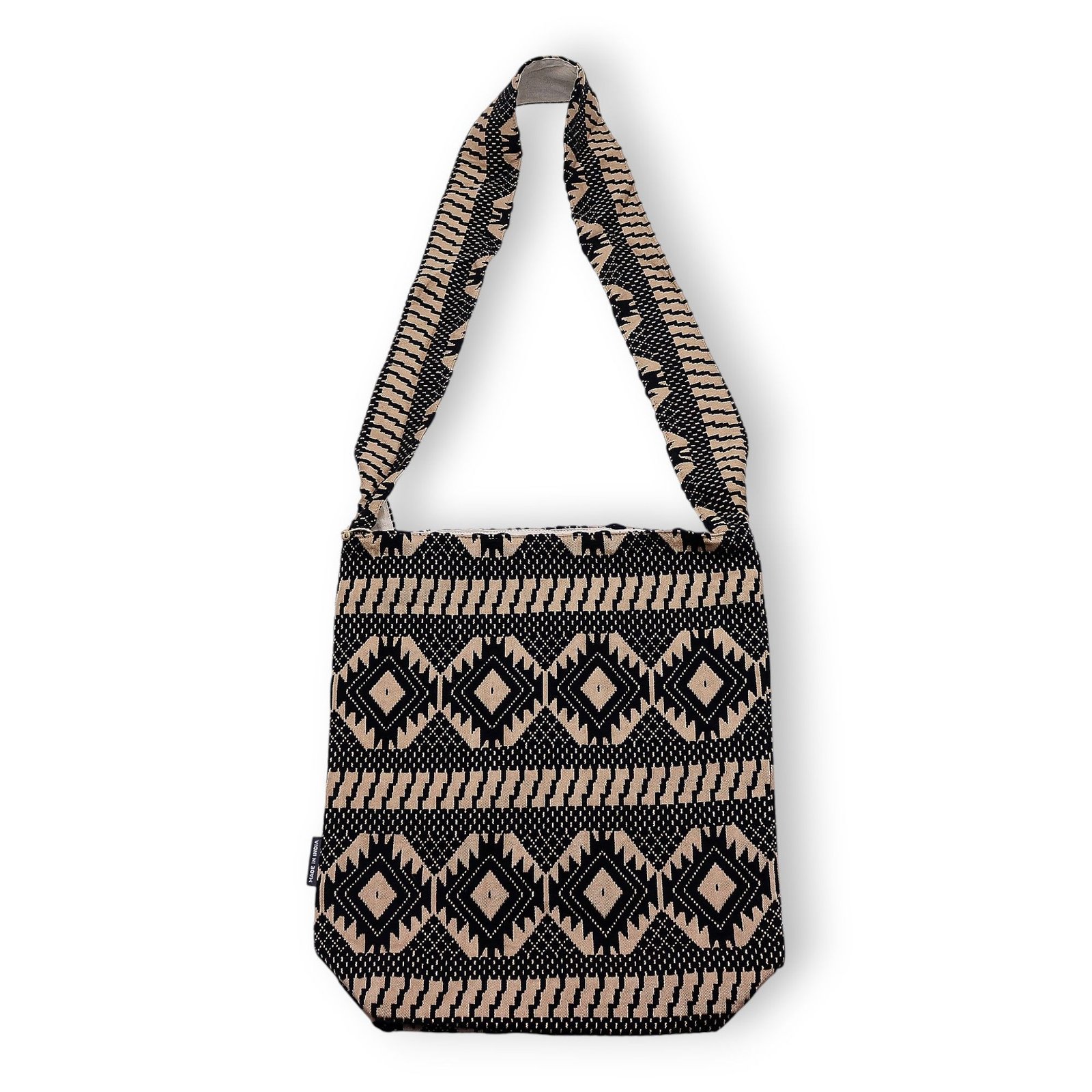 bG9jYWw6Ly9tZWRpYS85Ui9KRS82MFIzMEMxSjY0U0tKRTlSLzFiM2NkZDhjLmpwZw.jpg Ancient Wisdom Nomad Sari Jacquard Natural Carryall Bags - Desert Loom - Image 1