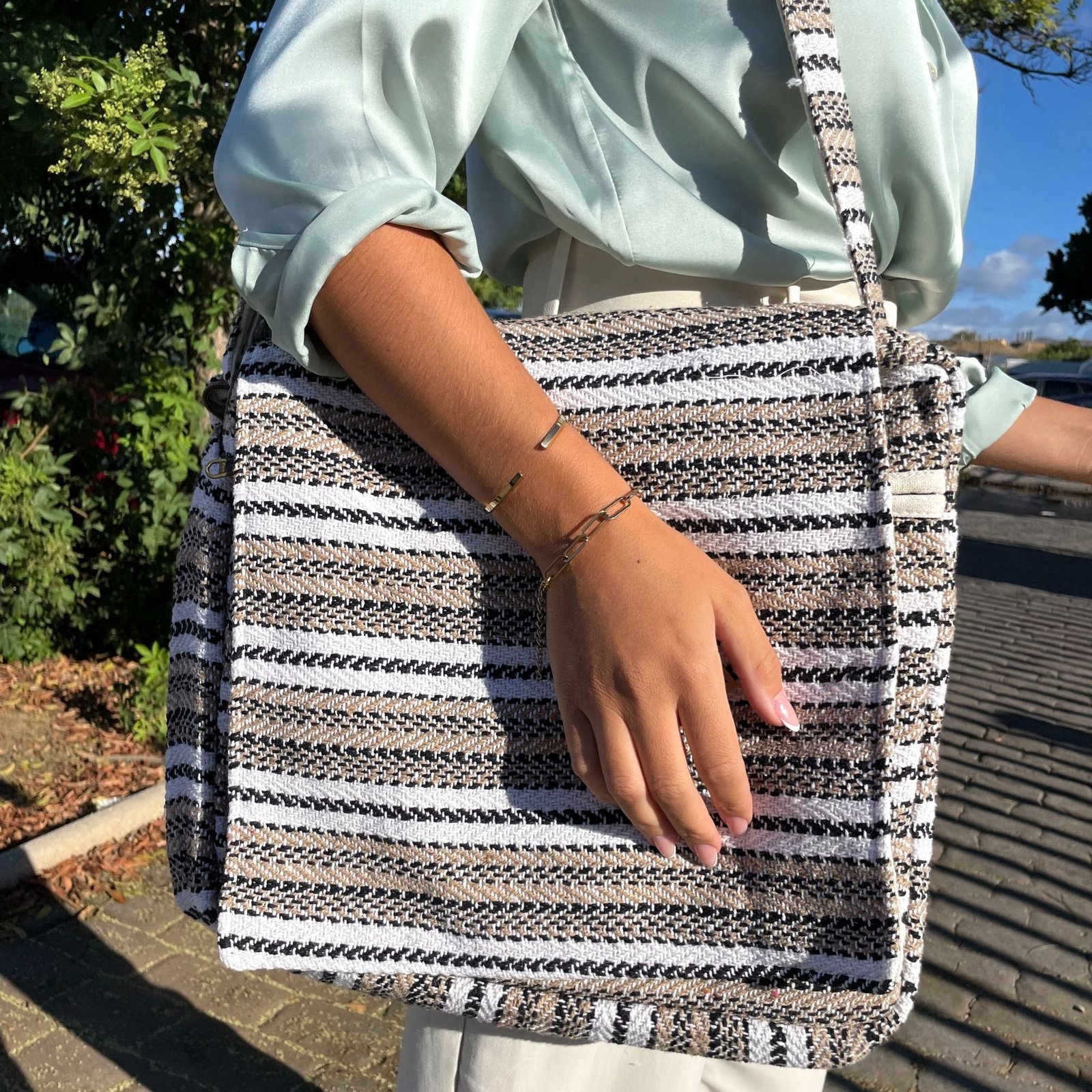 bG9jYWw6Ly9tZWRpYS8xSC9FQy82MFIzMEMxRzZXVDNFQzFILzFjNzg4MDk3LmpwZWc.jpg Ancient Wisdom Soft Cream & Grey Banjar Laptop Bag - Image 1