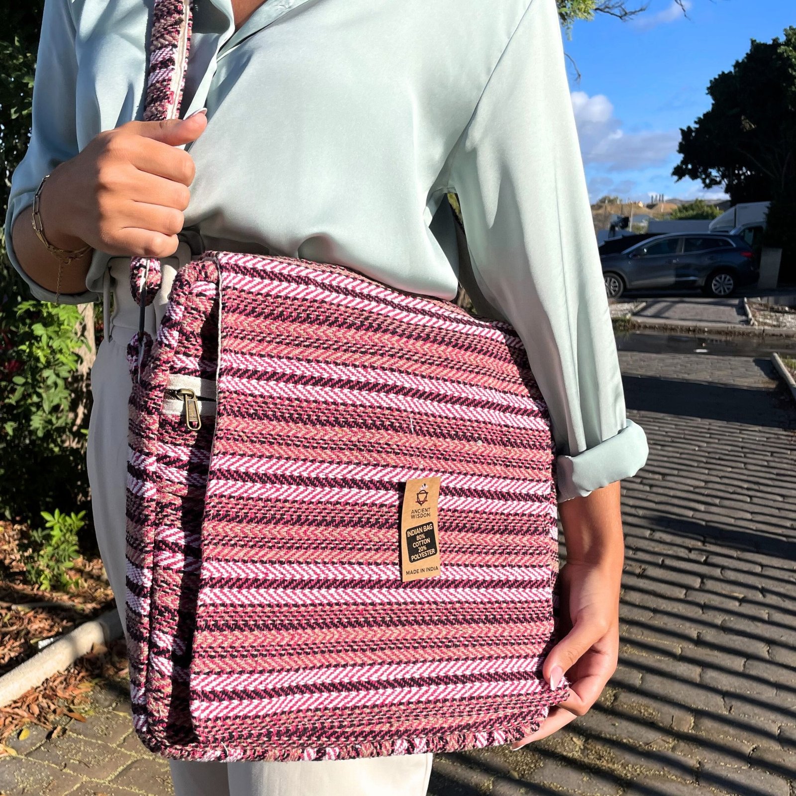 bG9jYWw6Ly9tZWRpYS8xTi9FQy82MFIzMEMxRzZXVDNFQzFOL2QzYTVjOGM0LmpwZWc.jpg Ancient Wisdom Soft Pink Banjar Laptop Bag - Image 1