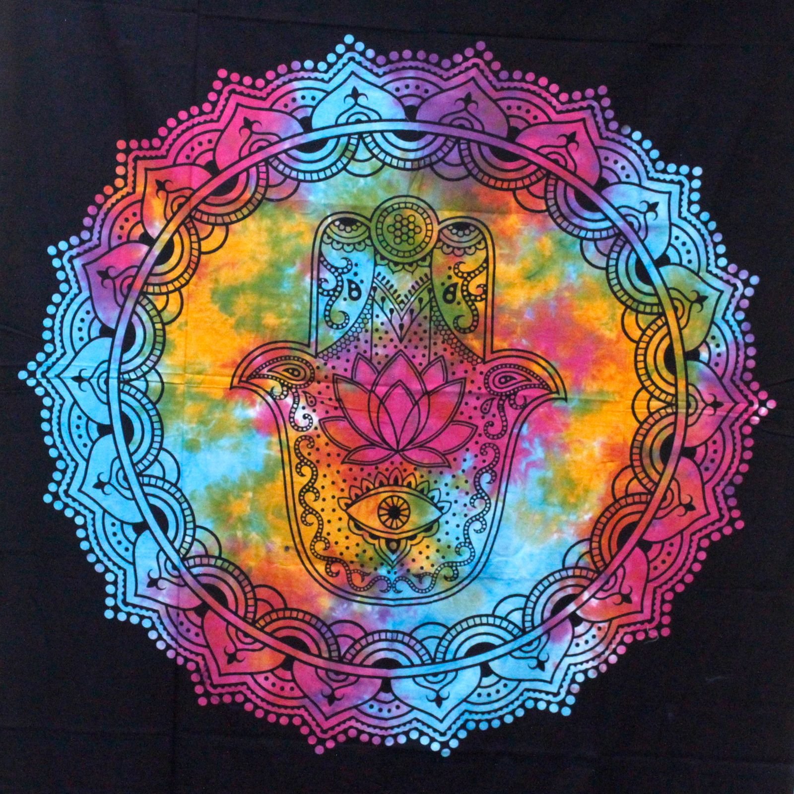 bG9jYWw6Ly9tZWRpYS8xUS8yRS82MFIzMEMxRzZNVzMyRTFRLzZhOWYwNjVkLmpwZWc.jpg Ancient Wisdom Double Cotton Bedspread + Wall Hanging – Black Hamsa - Image 1