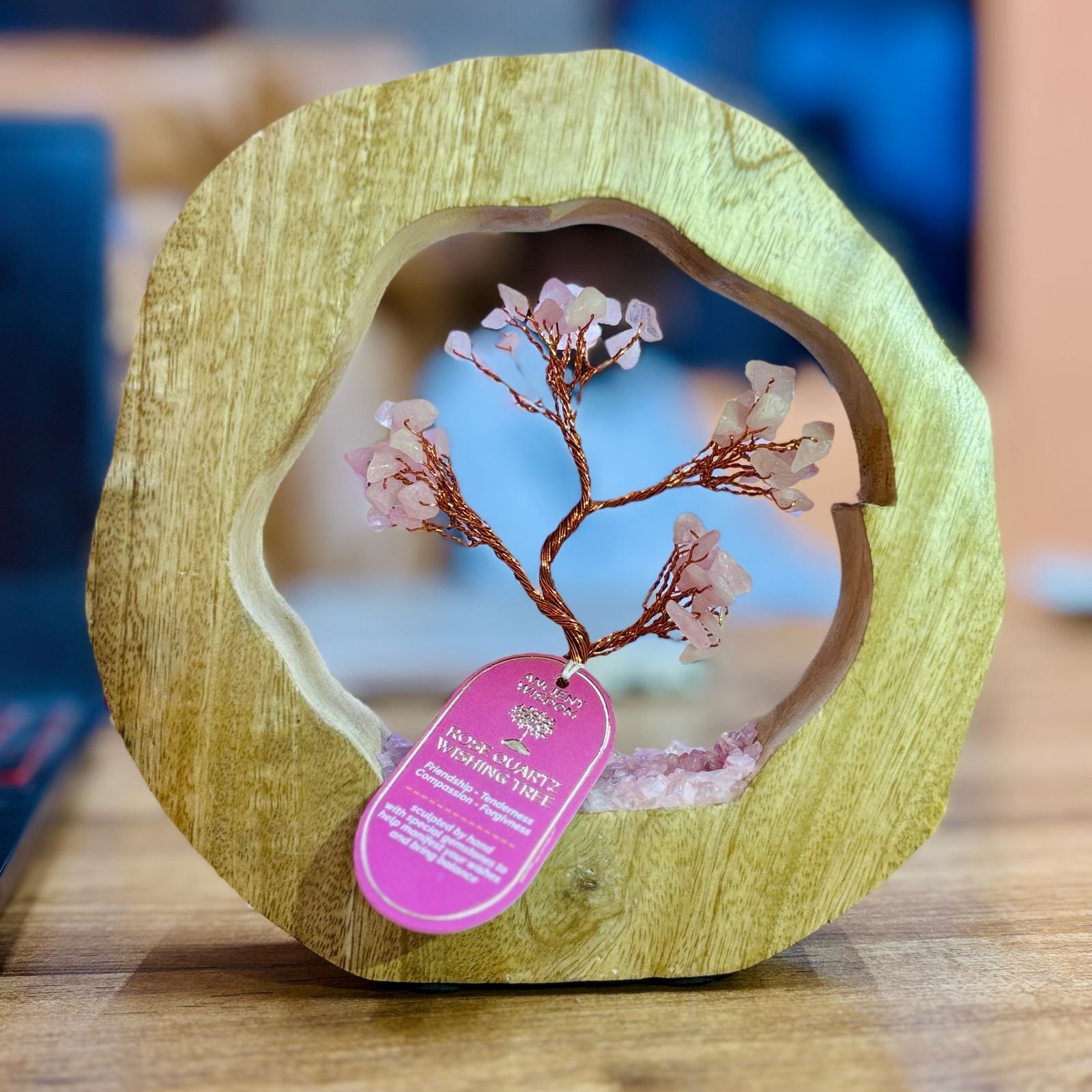 bG9jYWw6Ly9tZWRpYS8xUS8yRS82MFIzMEMxSDc0UksyRTFRL2M5NmViNzczLmpwZWc.jpg Ancient Wisdom 60 Chipstones Mango Wood Ring Gemstone Tree Garden – Rose Quartz - Image 1
