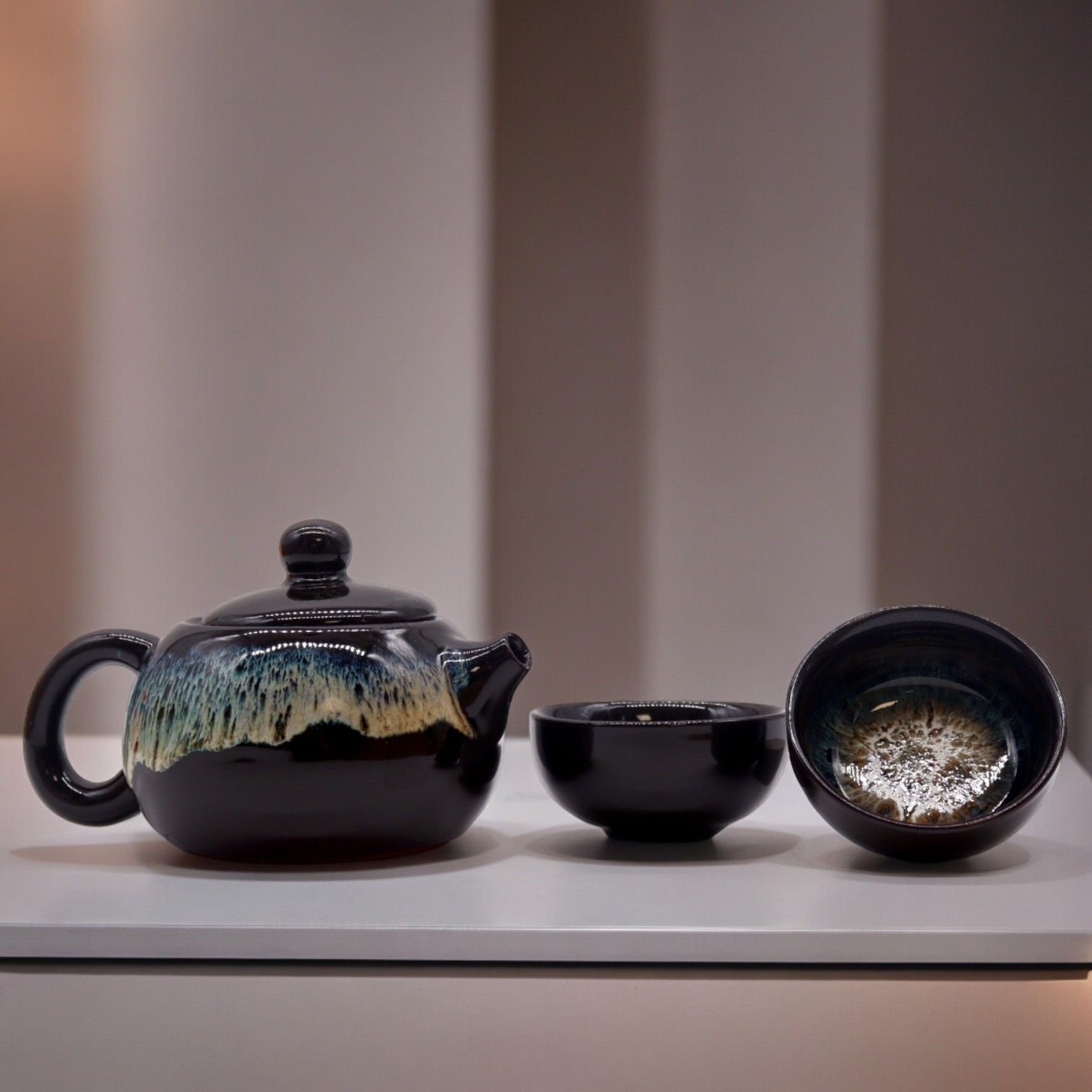 bG9jYWw6Ly9tZWRpYS9IRy9HRC82MFIzMEMxRzZXUzNHREhHLzFhOGYzNWQ3LmpwZWc.jpg Ancient Wisdom Herbal Black Glaze Ceramic Teapot & Two Cups Set - Image 1