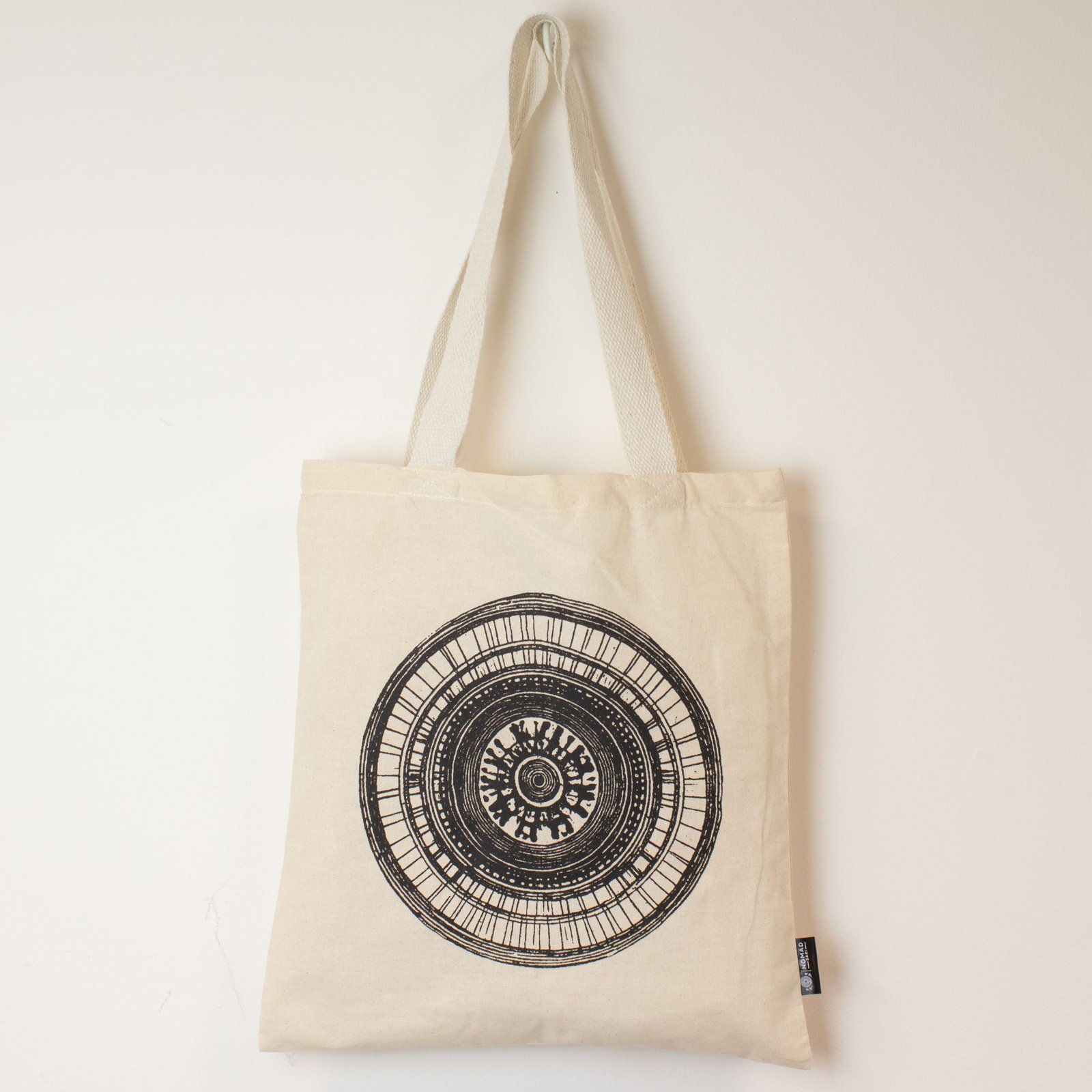 bG9jYWw6Ly9tZWRpYS9ISC9DRC82MFIzMEMxSjZDUzNDREhILzdmOTQ5OWU4LmpwZw.jpg Ancient Wisdom Iconic Natural Cotton Nomad Sari Basic Tote Bag – Urban Mandala - Image 1