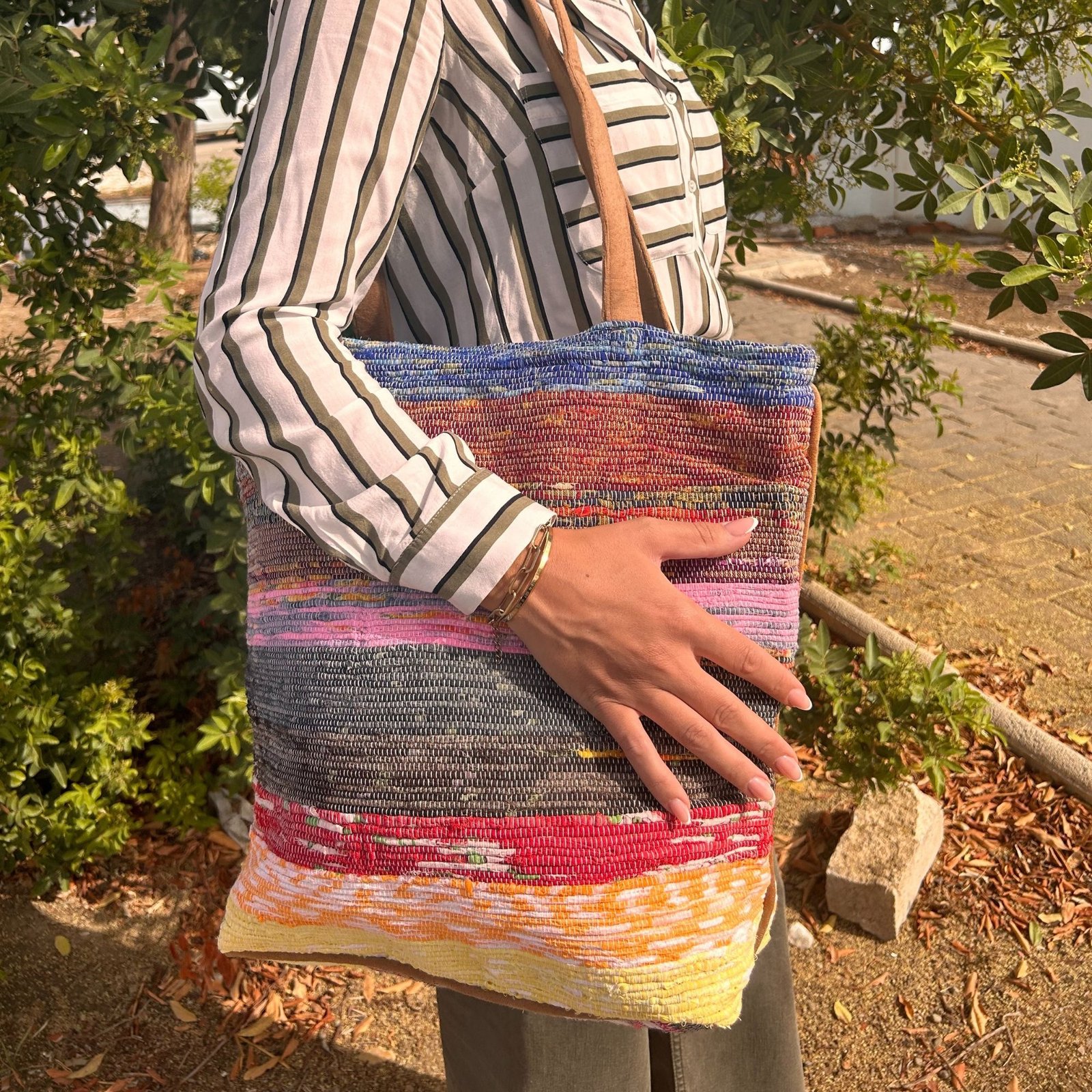 bG9jYWw6Ly9tZWRpYS9ITi9FQy82MFIzMEMxRzZXVDNFQ0hOLzkwYjc0ZmMxLmpwZWc.jpg Ancient Wisdom Recycled Big Rug Bag - Shades of Lavender - Image 1