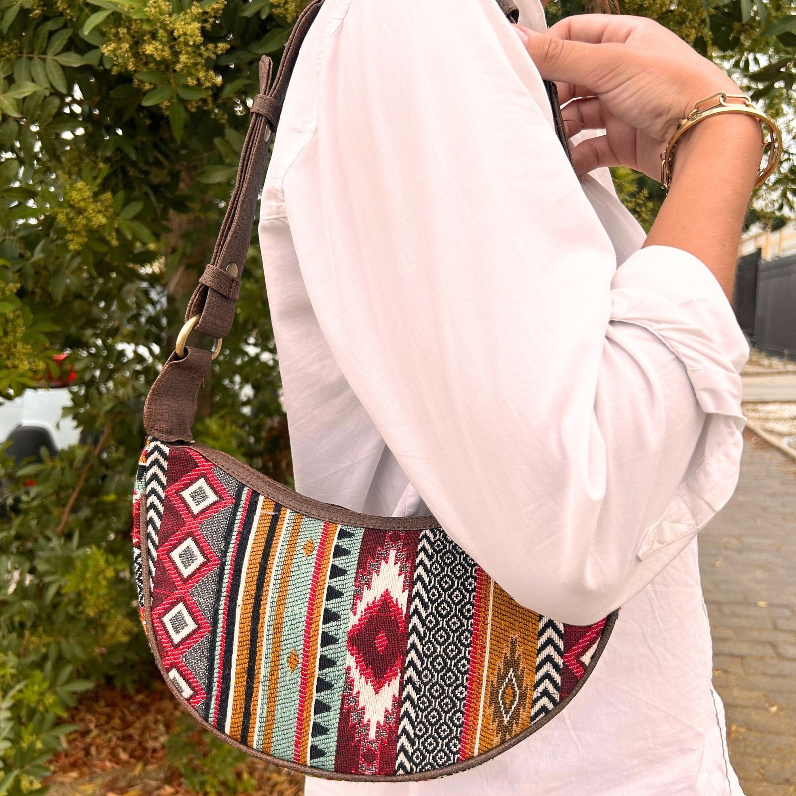bG9jYWw6Ly9tZWRpYS9TSy9FQy82MFIzMEMxRzZXVDNFQ1NLLzBlZjRjOWVmLmpwZWc.jpg Ancient Wisdom Jacquard Rich Browns with Brown Strap Hobo Bag - Image 1