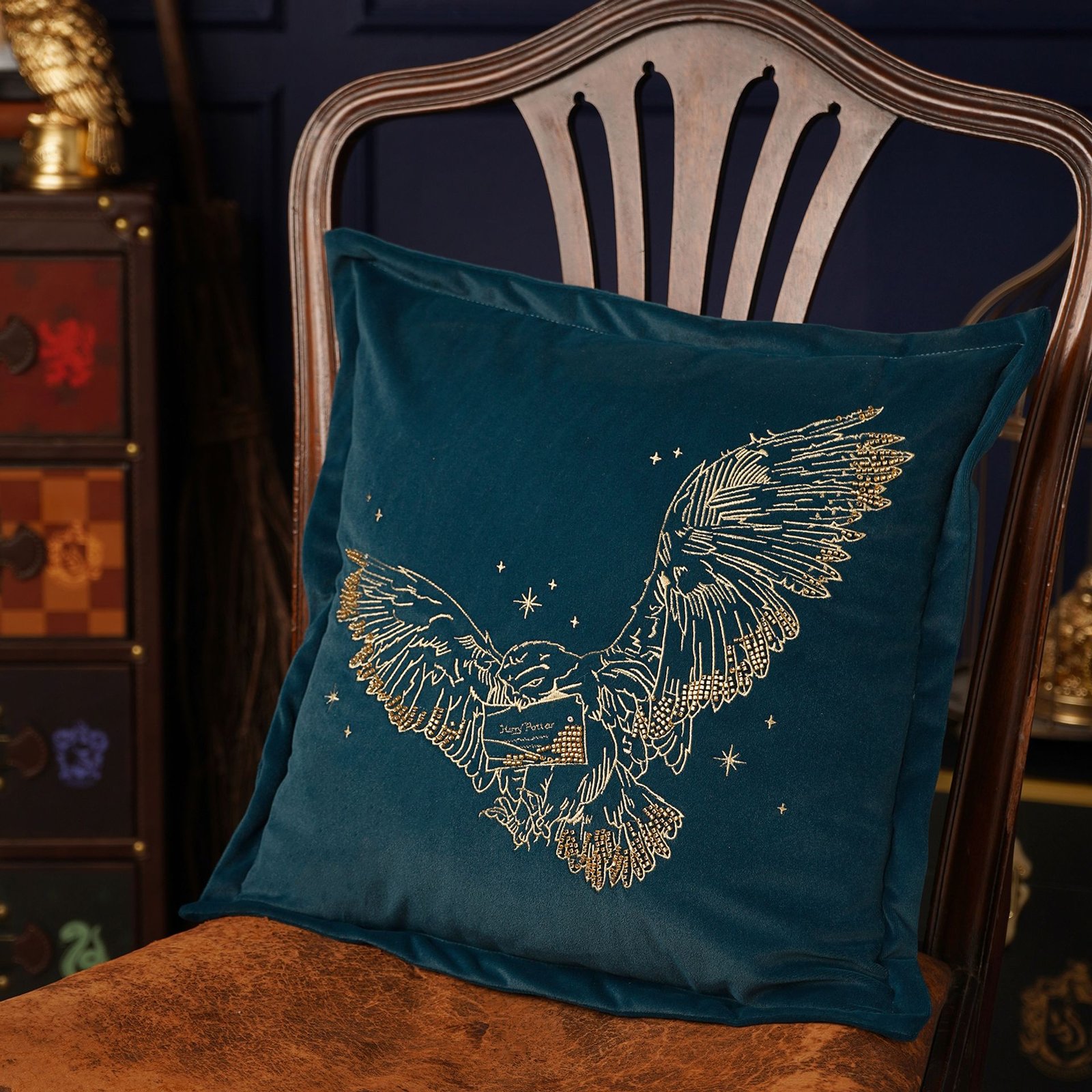 WB1068.jpg Harry Potter Alumni Velvet Cushion (43cm) - Hedwig - Image 1