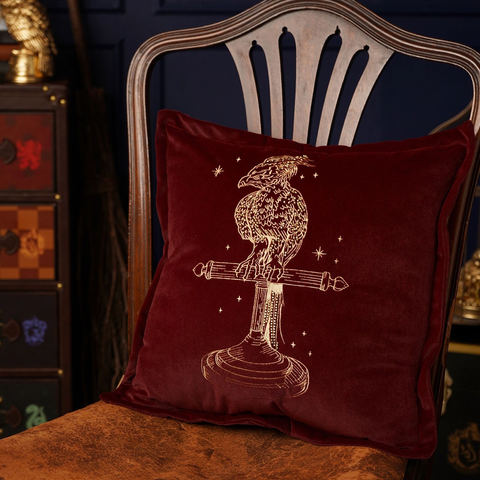 WB1069.jpg Harry Potter Alumni Velvet Cushion (43cm) – Fawkes - Image 1