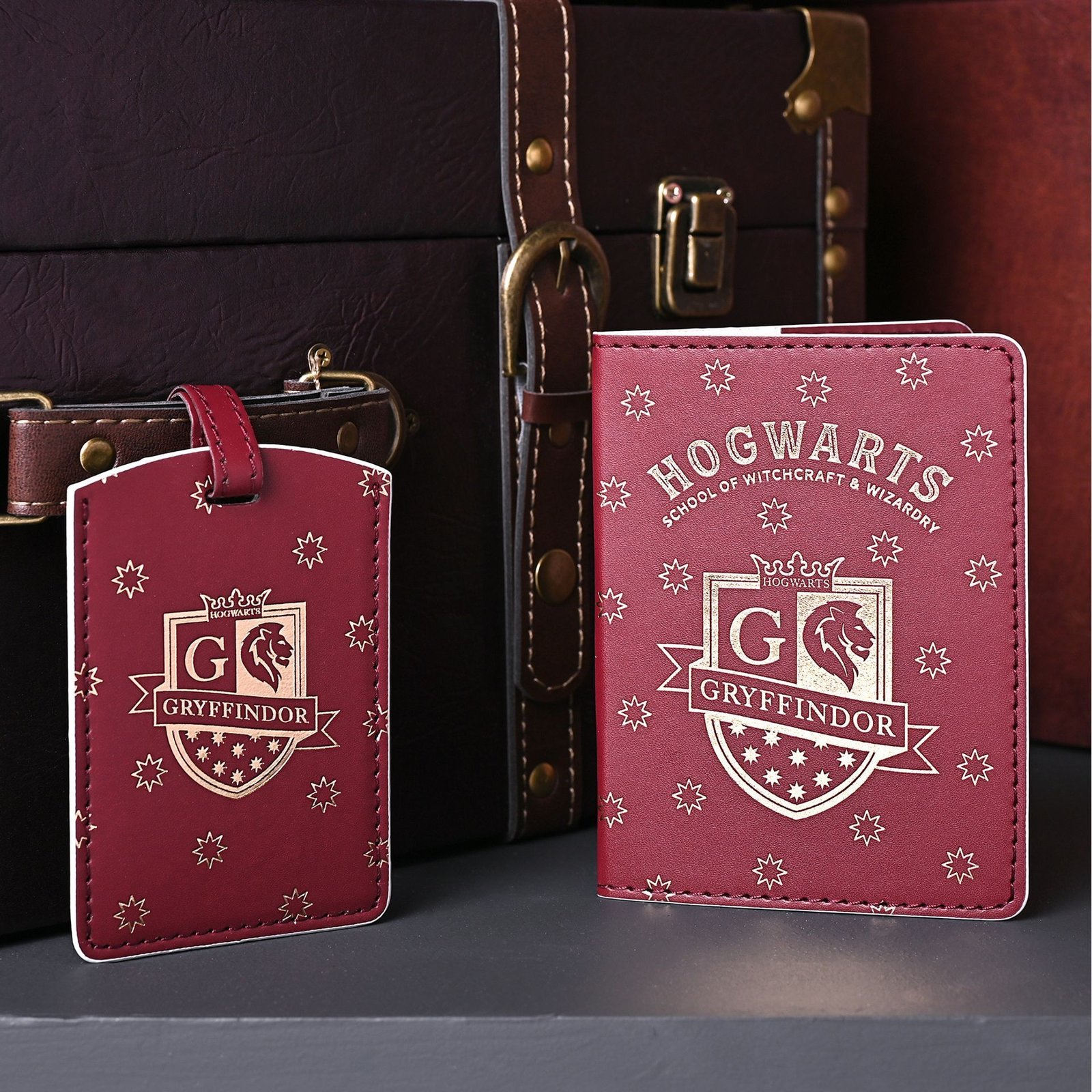 WB274_T01.jpg Harry Potter Alumni PU Leather Passport Holder & Luggage Tag Set - Gryffindor - Image 1