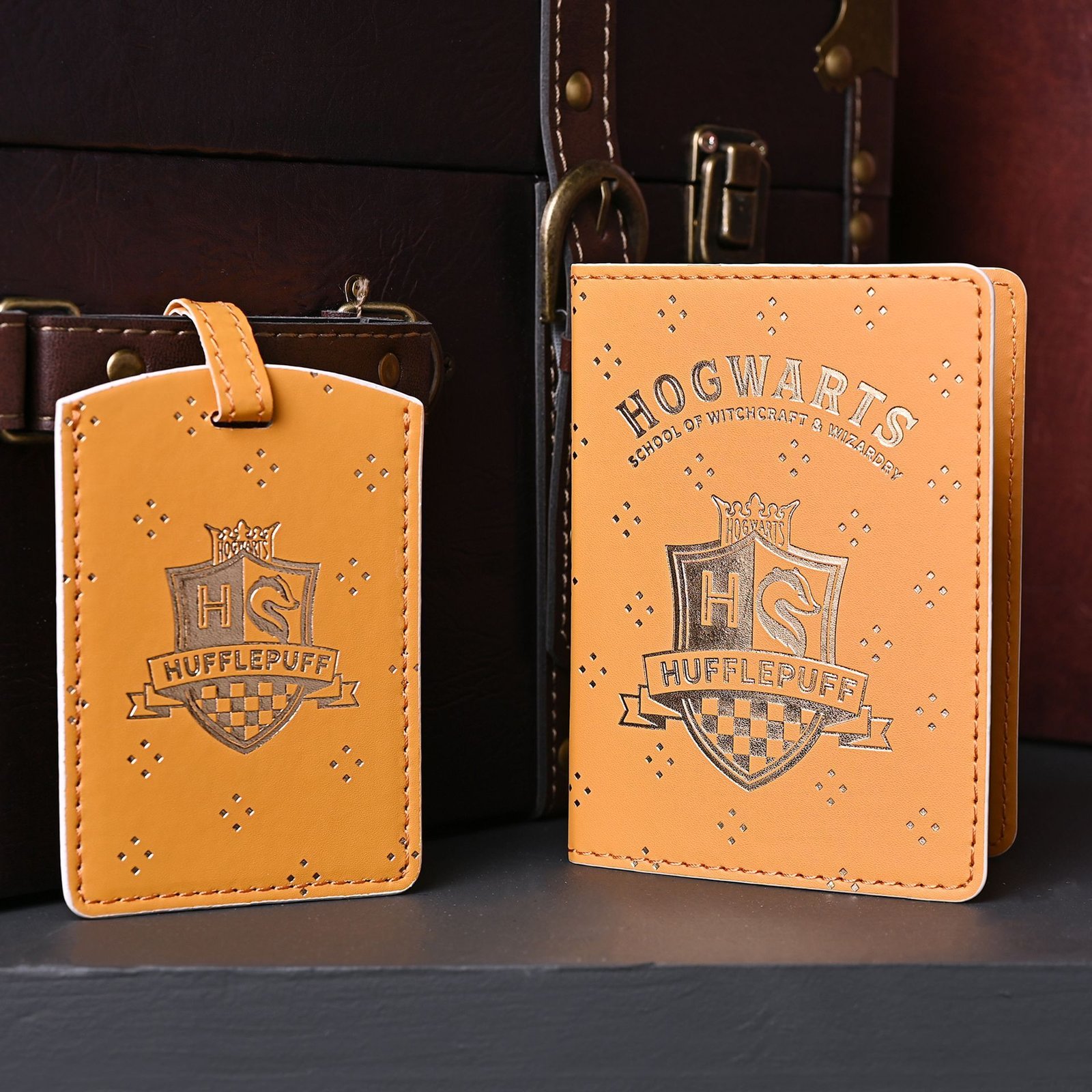 WB276_T01.jpg Harry Potter Alumni Yellow & Gold PU Leather Passport Holder & Luggage Tag Set – Hufflepuff - Image 1