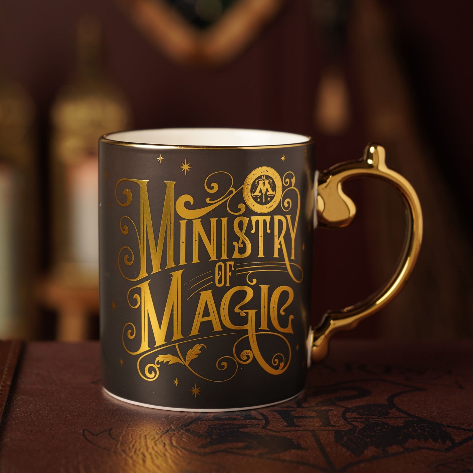 WB845.jpg Harry Potter Alumni Collectable Black & Gold Ceramic Mug – Ministry Of Magic - Image 1