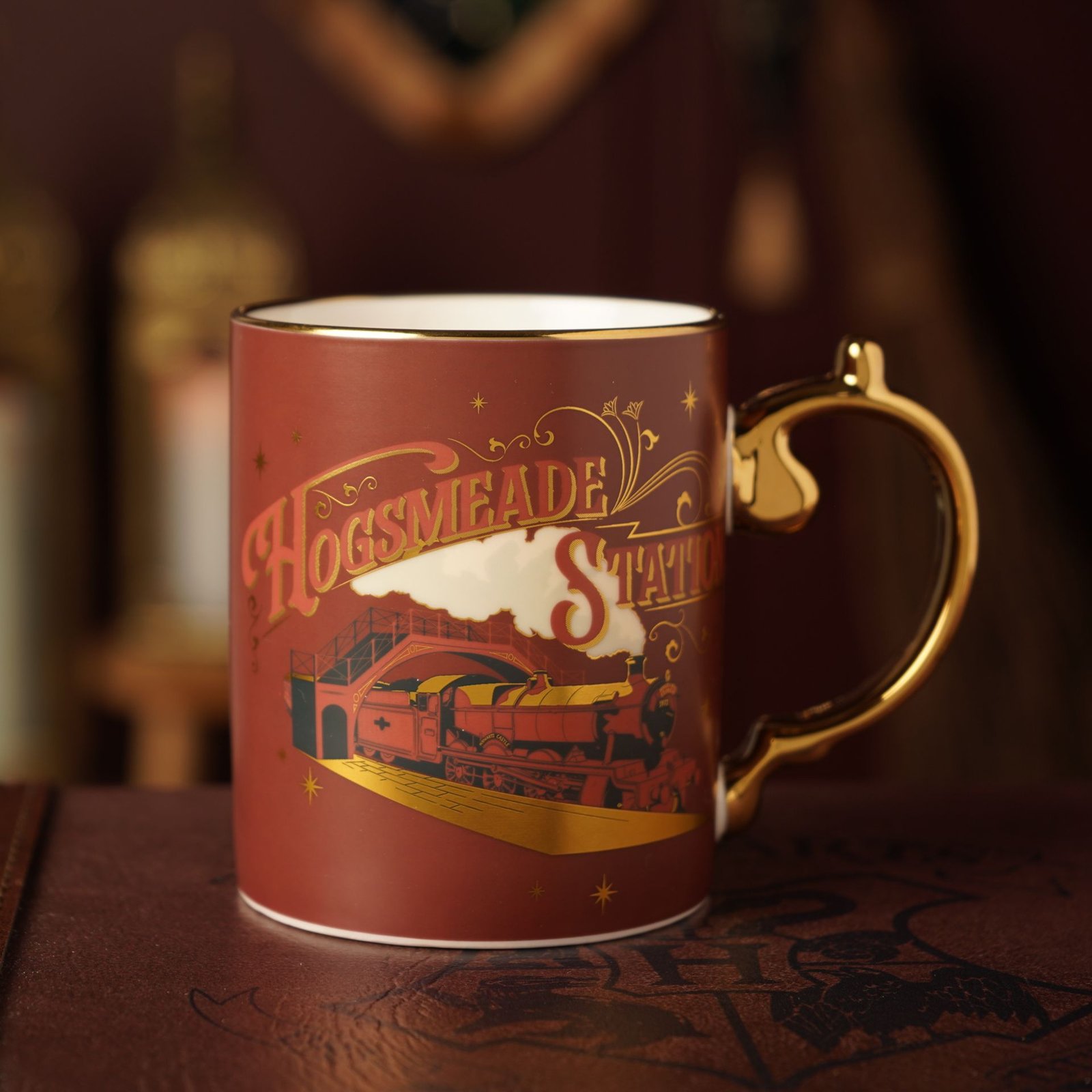 WB856.jpg Harry Potter Alumni Collectable Burgundy & Gold Ceramic Mug - Hogsmeade Station - Image 1