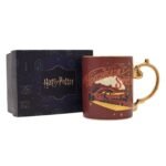 Harry Potter Alumni Collectable Burgundy & Gold Ceramic Mug - Hogsmeade Station - Image 2
