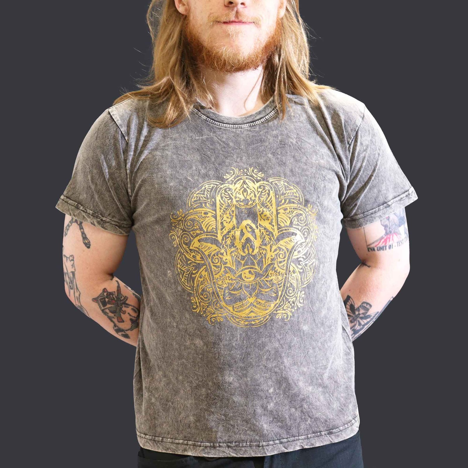 bG9jYWw6Ly9tZWRpYS8xUC82RC82MFIzMEMxSDc0VjM2RDFQLzczZDYxMmZlLmpwZWc.jpg Nomad Sari Unisex Stonewashed Dark Grey Hamsa Cotton T-Shirt (Large) - Image 1