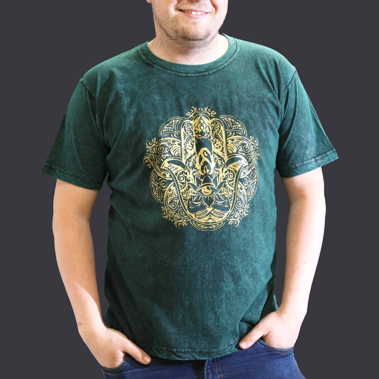 bG9jYWw6Ly9tZWRpYS9ISC9BRC82MFIzMEMxSDc0VjNBREhIL2JlOWIyODMyLmpwZWc.jpg Nomad Sari Unisex Stonewashed Green Hamsa Cotton T-Shirt (XL) - Image 1