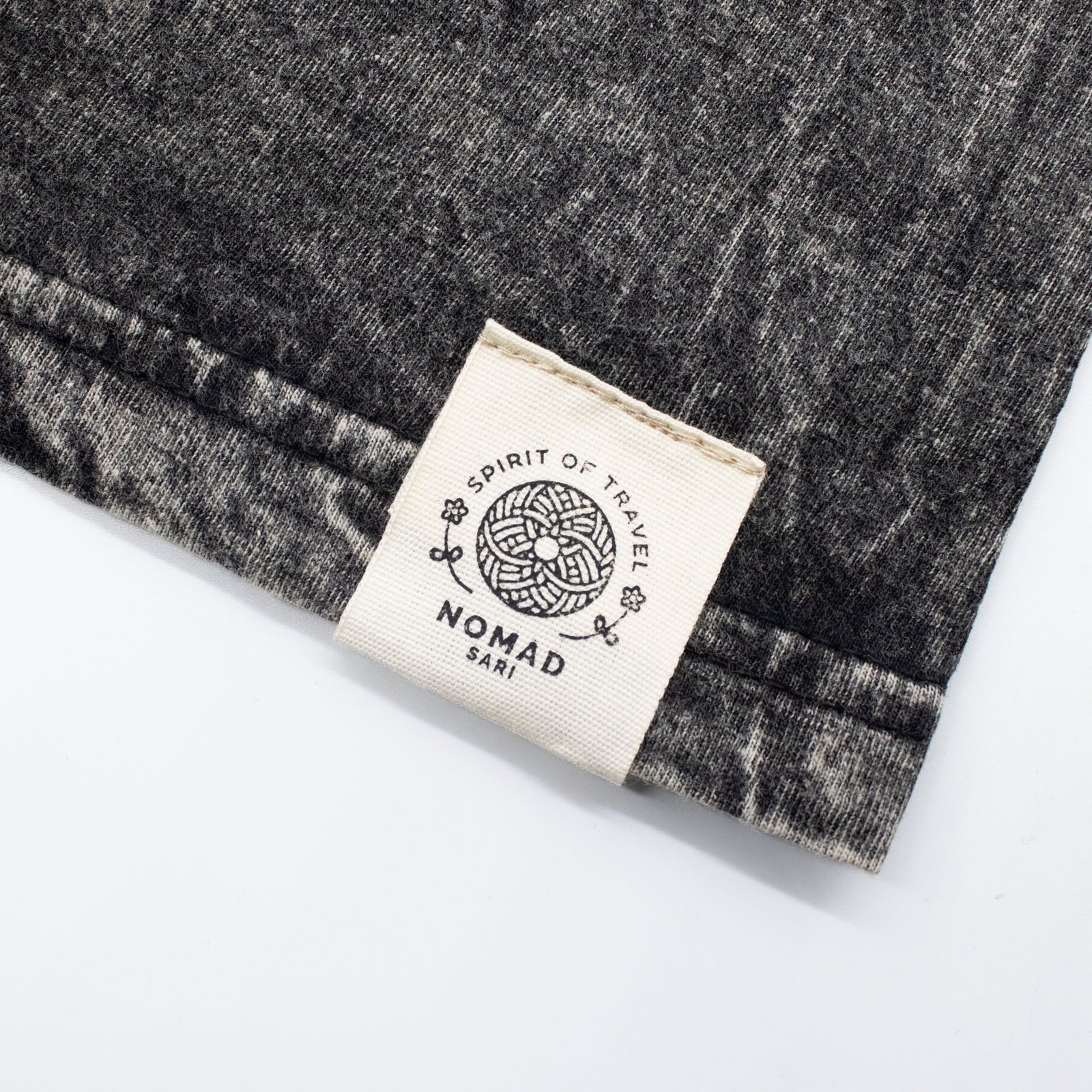 bG9jYWw6Ly9tZWRpYS9IUy84RC82MFIzMEMxSjY4V0s4REhTLzFjYjRkMWJiLmpwZw.jpg Nomad Sari Stonewashed Cotton T-Shirt - Rebel - Charcoal - XL - Image 1