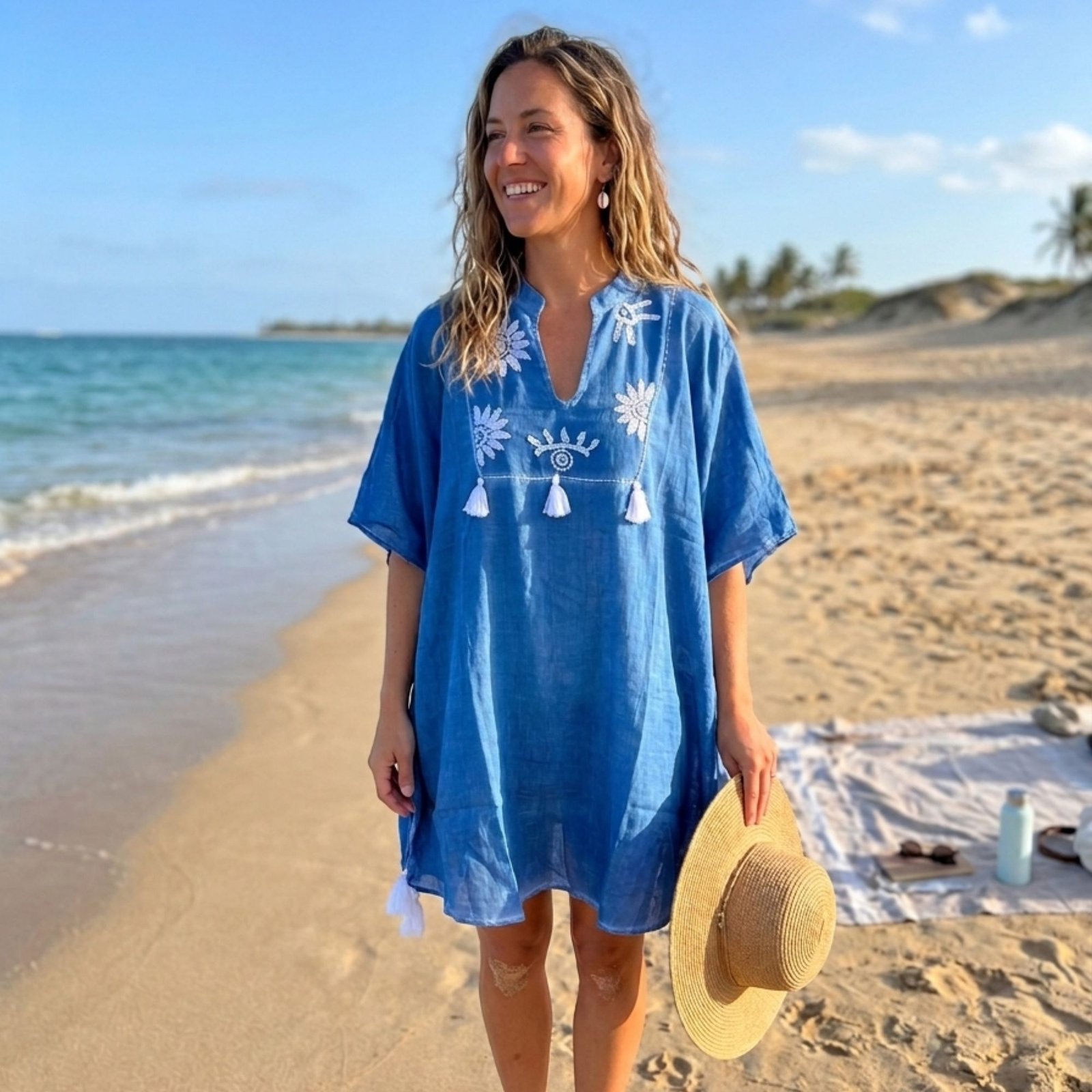 bG9jYWw6Ly9tZWRpYS9TTS80Qy82MFIzMEMxSjZDV0s0Q1NNL2UwZTA2YTcxLmpwZw.jpg Nomad Sari On The Med Collection Blue with Cream Embroidery & Tassels Kaftan - Image 1