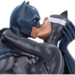 DC: Batman - Batman & Catwoman Kissing Resin Bust (30cm) - Image 2