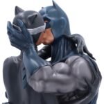 DC: Batman - Batman & Catwoman Kissing Resin Bust (30cm) - Image 3